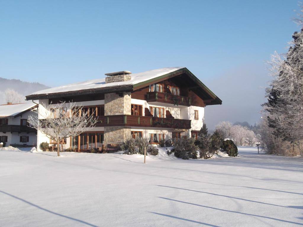 Ganze Ferienwohnung, Schwabenbauernhof - Landhaus Pichler inkl. Chiemgaukarte - Fewo Zinnkopf 27 qm, Südostbalkon o. Terrasse, Kochnische, Wlan, 1 Wohn-Schlafz. in Ruhpolding, Bayerische Alpen