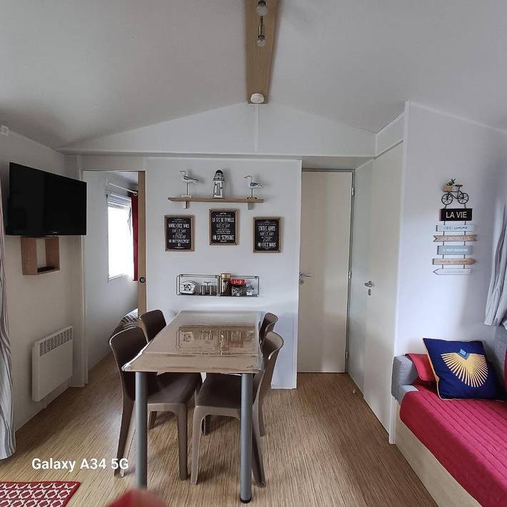 Camping pour 5 personnes, avec jardin ainsi que piscine et vue à Louannec