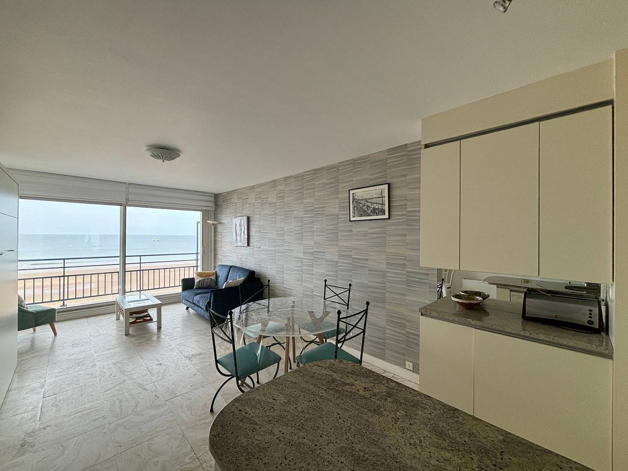 Entire studio, Seafront Studio with Balcony, Close to Beach and Center in Les Sables-d'Olonne, Vendée