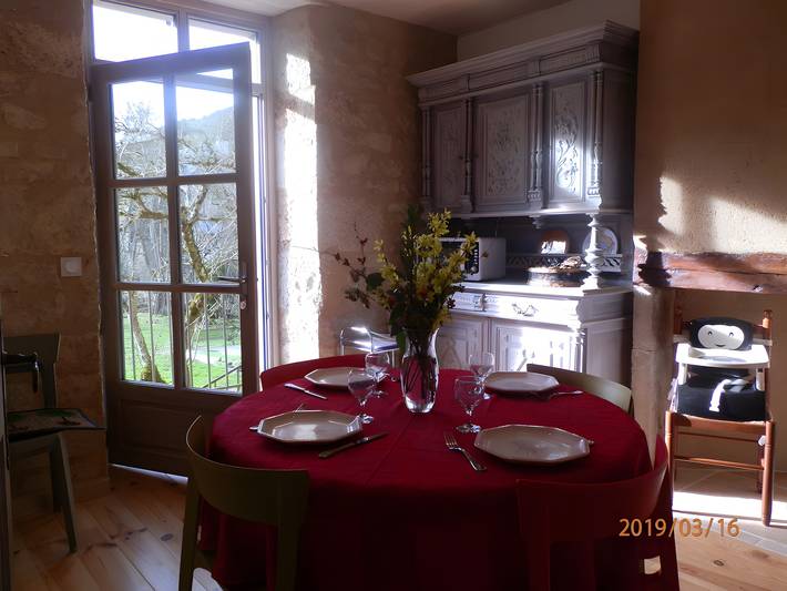 Gîte Lou Flaujer : vue montagne, terrasse privée et Wi-Fi à Pont-les-Bains in Salles-la-Source, Aveyron
