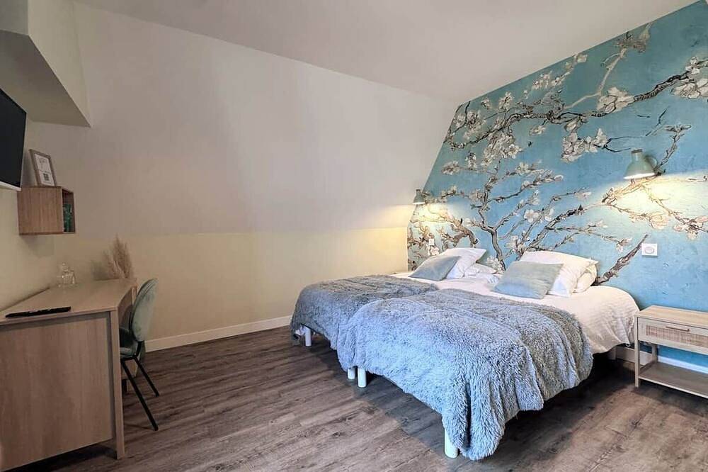 Apartamento entero, Downtown, Enclosed private parking lot, Bike storage area in Mayenne (desambiguación)