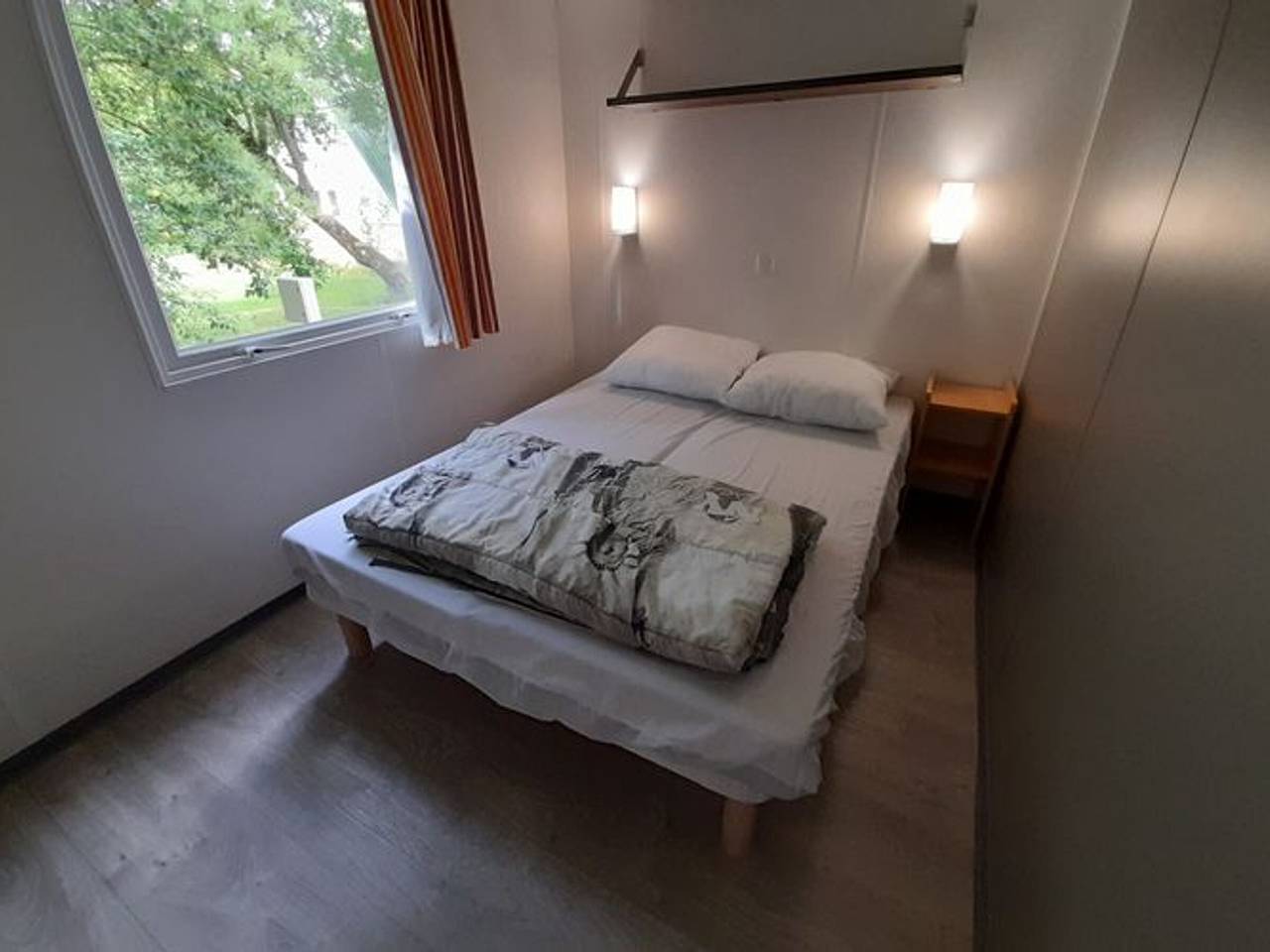 Cozy mobile home for 4 with terrace in Sireuil, Charente