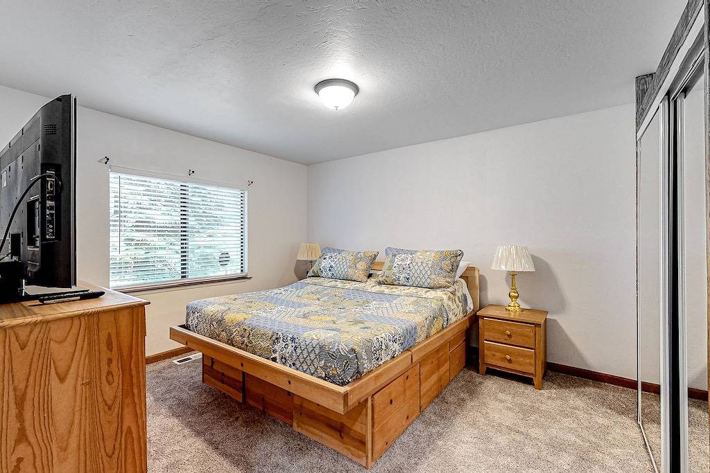 Quiet A-frame cabin near town with forest views & high-speed Wifi - dog-friendly in Meyers (CA), El Dorado County