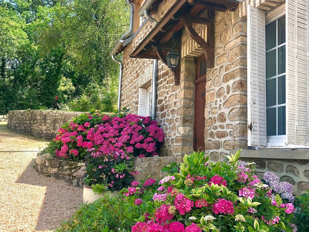Casa rural con piscina climatizada, terraza y río in Pont-et-Massène, Región de Montbard
