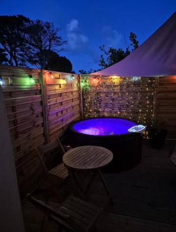 Gîte pour 2 personnes, avec sauna ainsi que jacuzzi et terrasse, animaux acceptés à Lampaul-Plouarzel