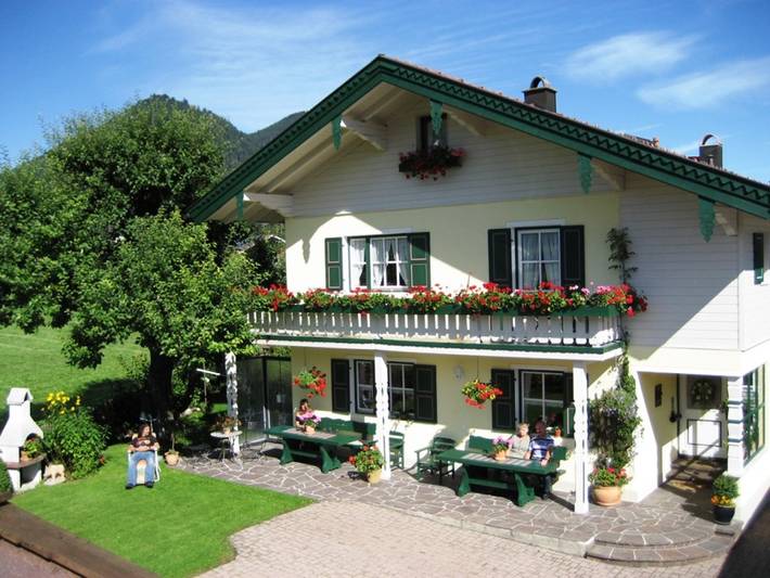 Ganze Ferienwohnung, Ferienwohnungen Scheiblegger inkl. Chiemgaukarte - Ferienwohnung Unternberg 45qm, Terr., Küche, Behinderteng., 1 Schlafzimmer in Ruhpolding, Bayerische Alpen