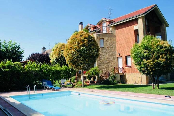 Location de vacances pour 11 personnes, avec jardin ainsi que vue et piscine à Haro - 2