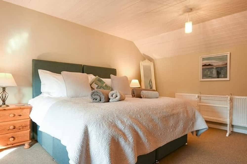 4 bed cottage with parking and views in Craster in Craster, Northumberland