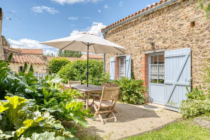 Gîte pour 6 personnes, avec piscine ainsi que jardin et terrasse à Saint-Prouant