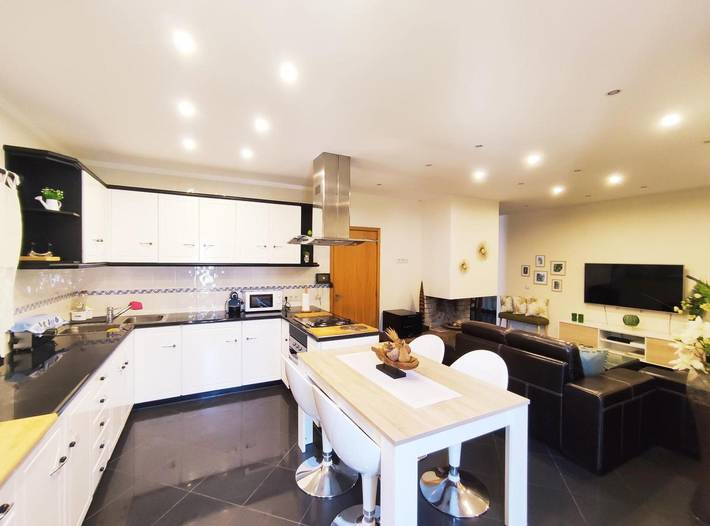 Entire apartment, Casa Da Veiga: 3-Bedroom Apartment with Sea View, Balconies, and Wi-Fi in Seixas, Viana do Castelo District