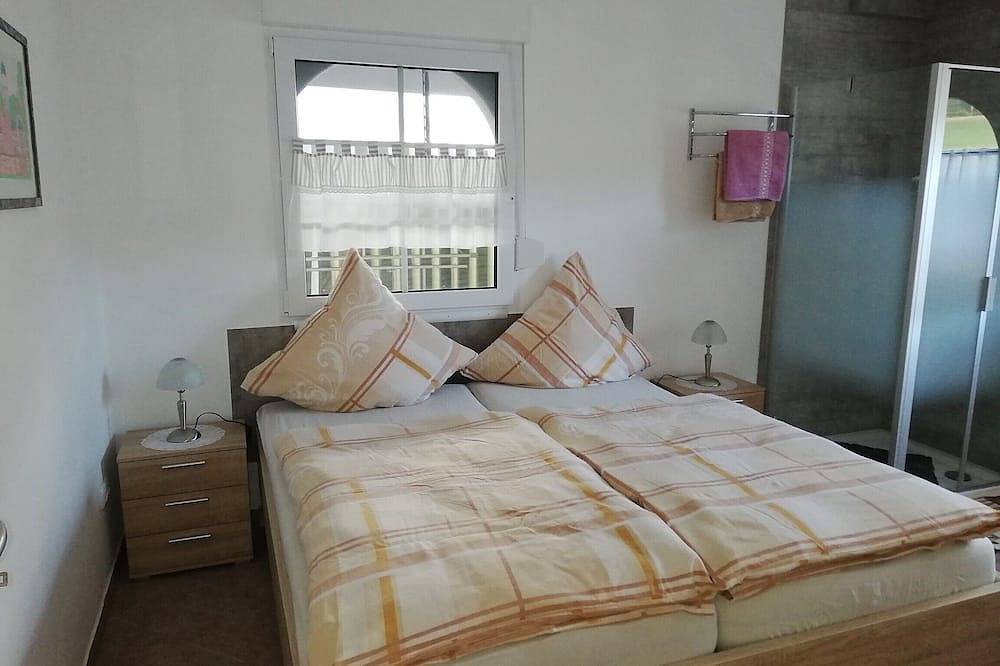 Ganze Wohnung, Stilvolle komfortable Nichtraucher-Ferienwohnung mit Weitblick ins Grüne in Naila, Landkreis Hof