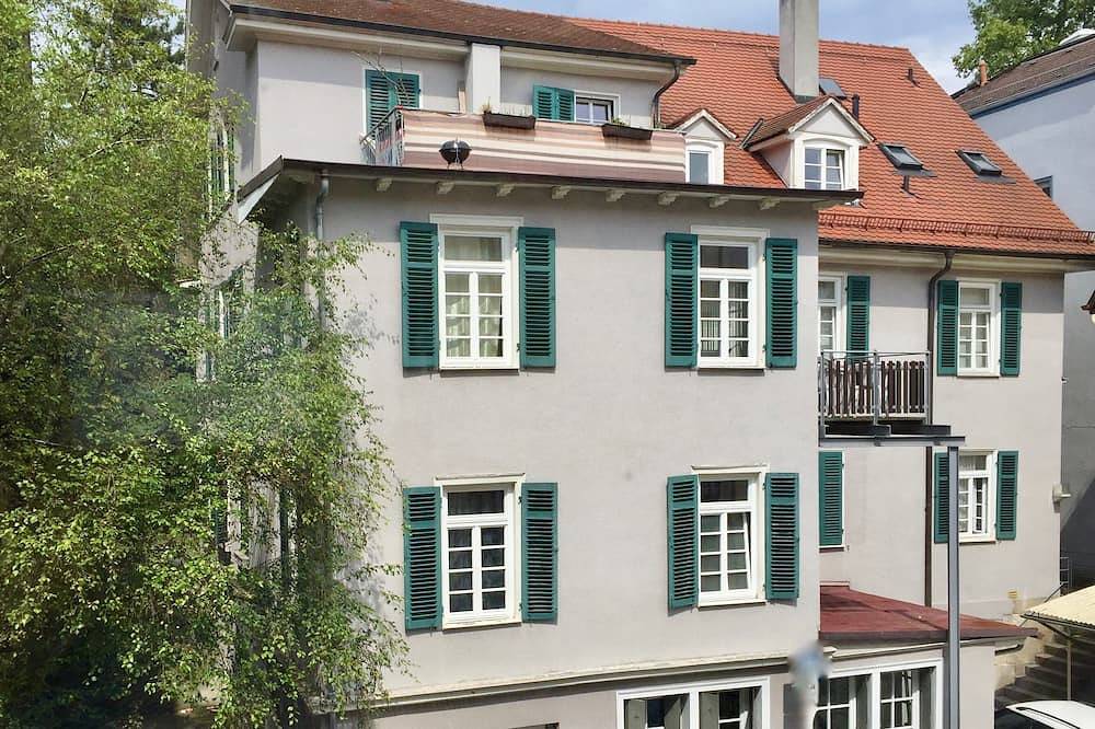 Apartamento entero, Apartamento de 2-3 habitaciones \"Am Nonnenhaus\", casco antiguo cerca de la universidad para 2-6 personas in Tubinga, Neckar-Alb