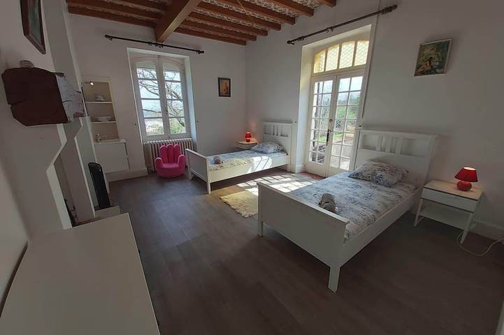 7 Bedroom hill top Manoir; pool, bar & pizza oven, sleeps 18, 2 hectare grounds in Lagarrigue, Quercy