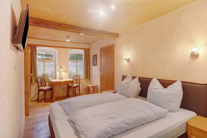 Guest House 'Heuhof-Breiau Gästedoppelzimmer' with Shared Terrace, Shared Garden and Wi-Fi in Sontra, Werra-Meißner-Kreis