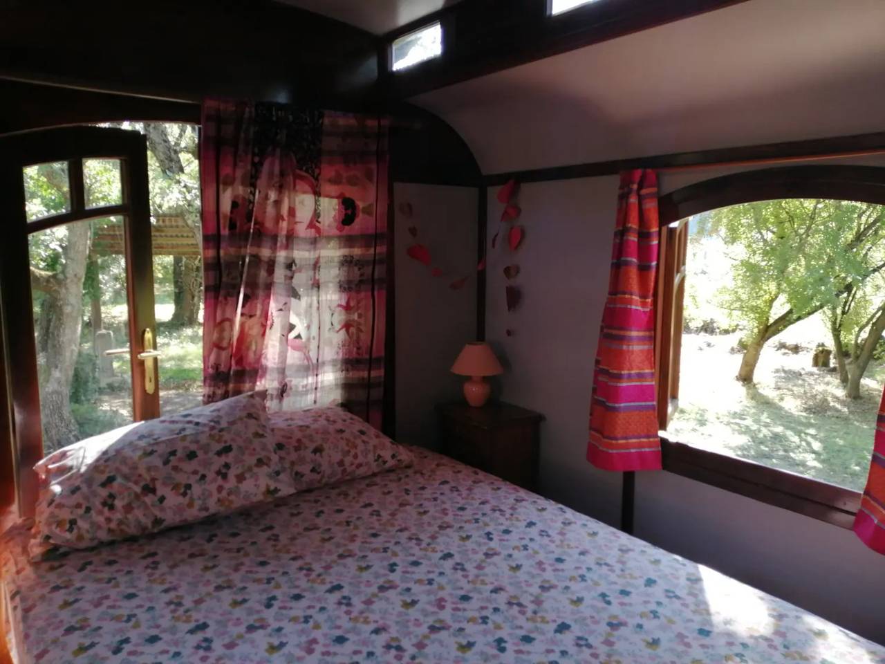 Casita de campo "La Roulotte Authentique" con terraza privada, jardín privado y Wi-Fi in Grignan, Región de Nyons