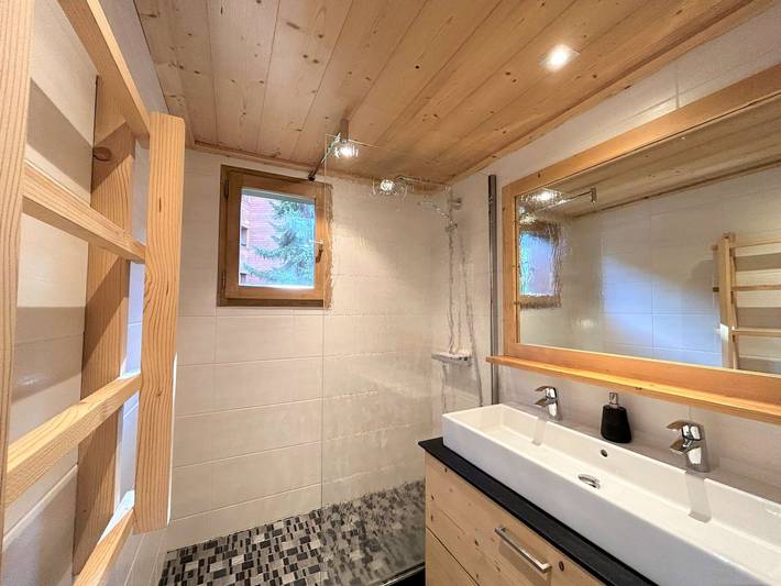 Ganze Wohnung, Geräumige Ferienwohnung mit 3 Schlafzimmern für 8 Personen, südwestbalkon, nahe Sessellift Morel in Les Allues, Vanoise-Massiv