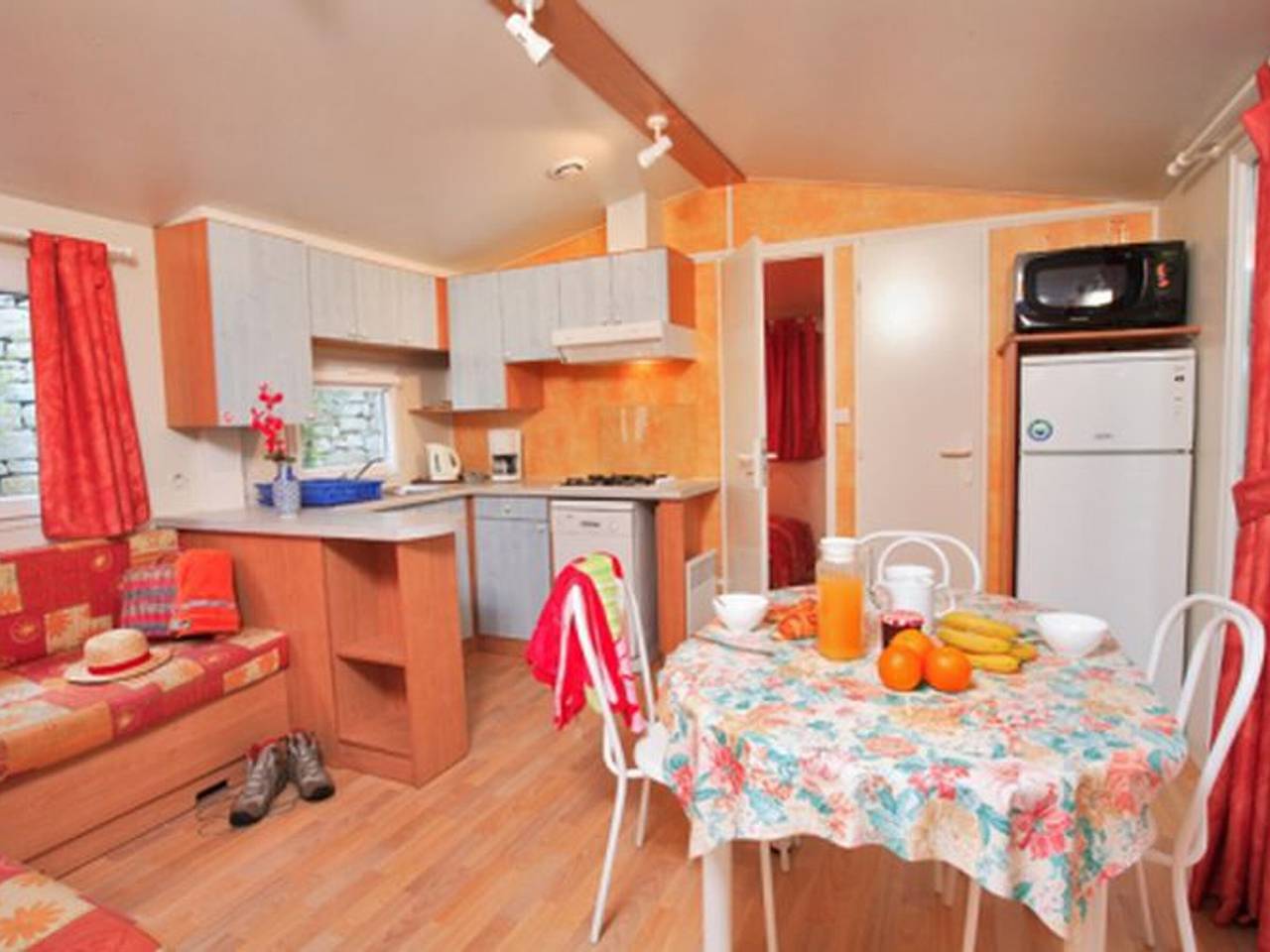 Mobilheim mit Bergblick, Pool, WiFi, TV in Meyrueis in Meyrueis, Cevennen