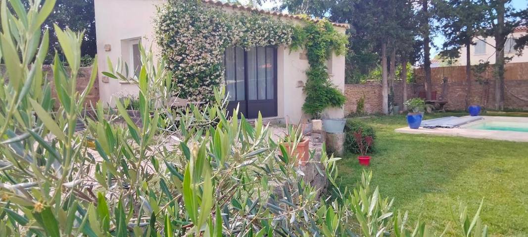 Gîte pour 2 personnes, avec piscine ainsi que vue et terrasse à Le Cailar