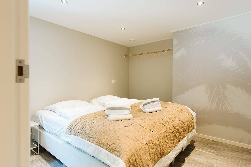 Luxuriöse 18-Personen-Ferienvilla mit Schwimmbad, Sauna, Spielplatz, Spielzimmer, Lounge-Set, Bbq und Pool-Haus mit Küche in Ouddorp, Goeree-Overflakkee