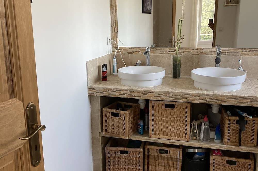 House with swimming pool and wooded garden sleeps 6 in Saint-Didier, Parque natural regional del Mont Ventoux