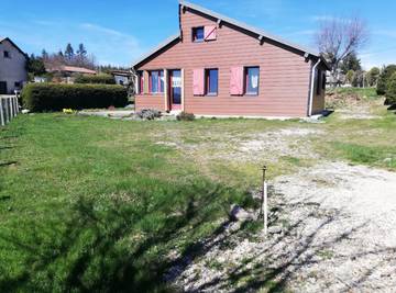 Maison de campagne pour 4 personnes, avec jardin et terrasse, animaux acceptés à Devesset