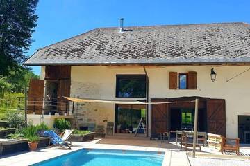 Gîte pour 10 personnes, avec piscine et jardin dans La Biolle