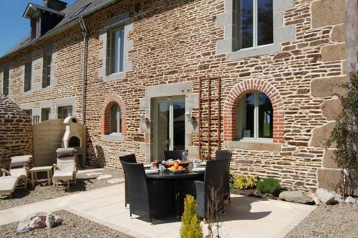 Gîte pour 11 personnes, avec Balcon et Terrasse ainsi que Jardin et Piscine à Argouges