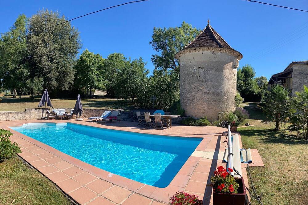 Appartement entier, Le Petit Bousquet, studio dans belle maison avec piscine, pour 3 pers in Montcuq-en-Quercy-Blanc, Quercy