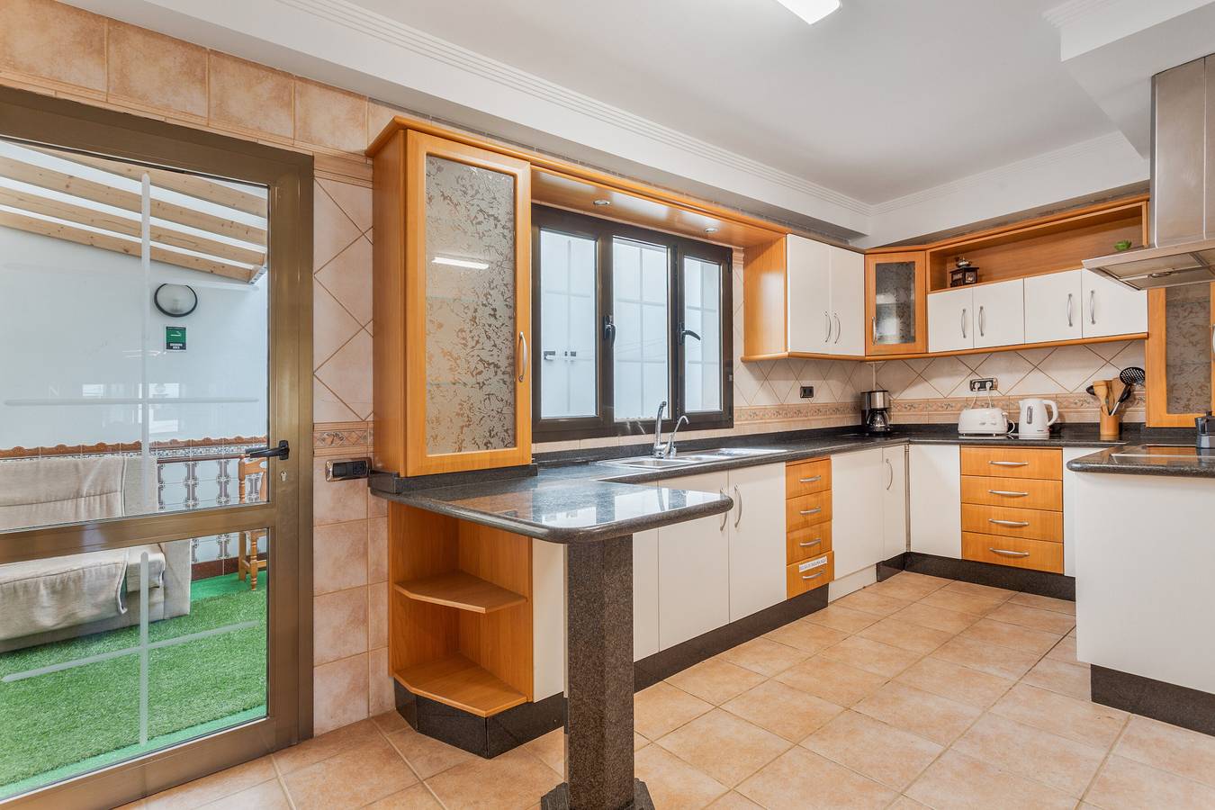 Vacation Home 'Ian’s Dreams' with Private Terrace, Private Garden and Wi-Fi in Puerto de Corralejo, La Oliva