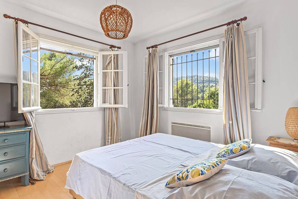 Beautiful villa with adjoining house with fantastic garden, pool, whirlpool, bar in Saint-Paul-de-Vence, Région de Cannes