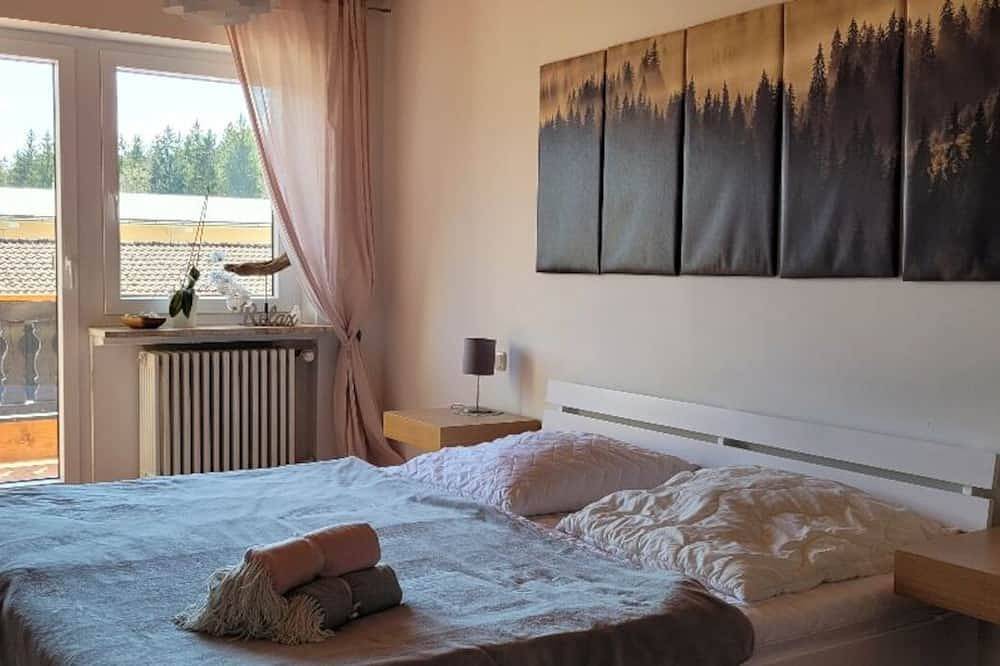 Entire apartment, Große Ferienwohnung mit Balkon zur Südseite in Wald- und Isarnähe in Bad Tölz, Tölzer Land