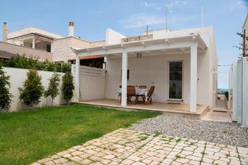 Ferienwohnung für 4 Personen, mit Ausblick und Garten in Torre Canne