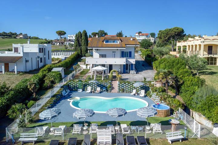 Ferienhaus für 10 Personen, mit Whirlpool und Terrasse sowie Garten