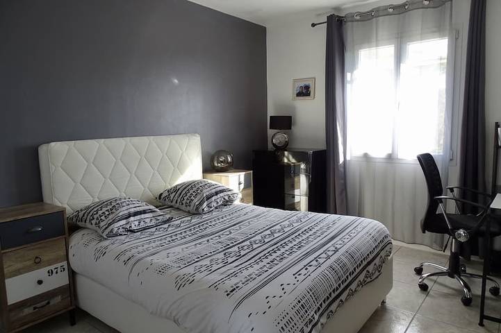 Magnificent villa with swimming pool at the foot of the Alpilles mountains in Lamanon, Arles und Umgebung