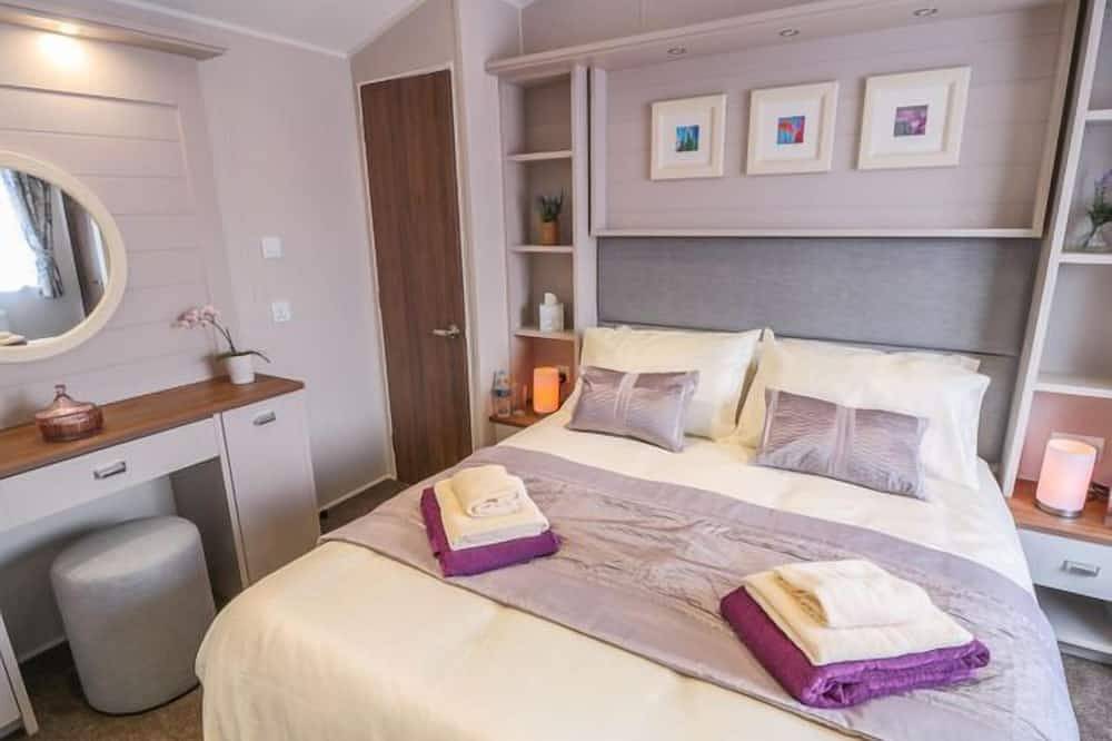 Rose Lodge, pet friendly, luxury holiday cottage in Staithes in Runswick Bay, North York Moors National Park
