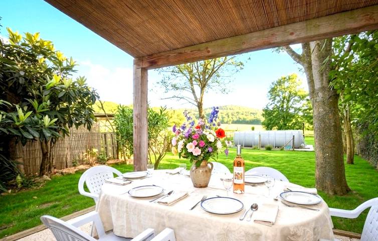 Location de vacances pour 6 personnes, avec piscine ainsi que terrasse et vue à Cazalrenoux