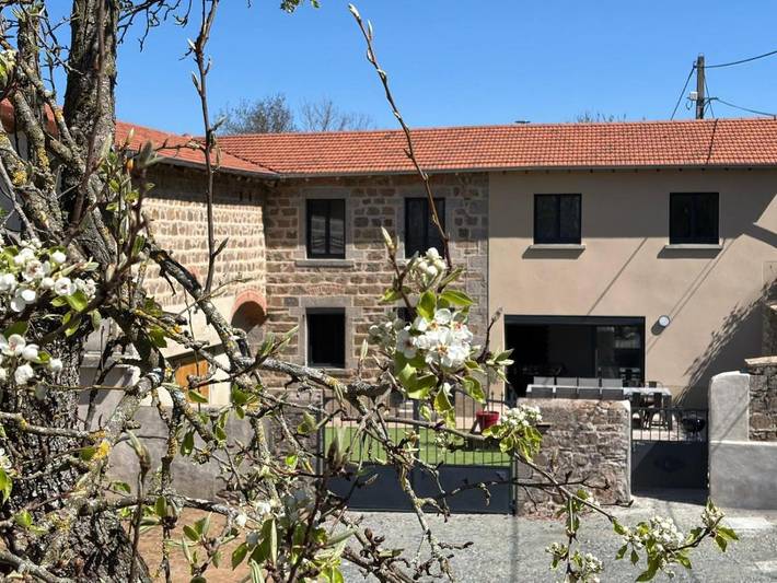 Location de vacances pour 15 personnes, avec vue et terrasse à Chambost-Longessaigne - 2