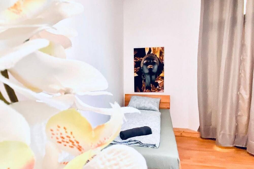 Ganze Wohnung, Private Room Near Vienna’s Center in a Shared Apt in Liesing, Wien