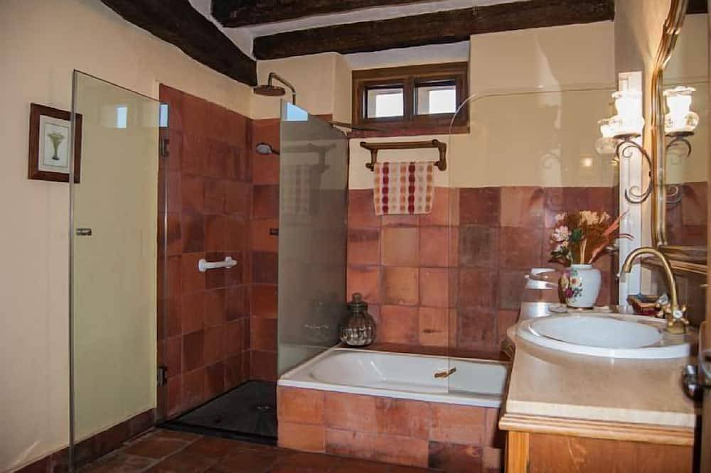 Casa Rural La Fuente for 10 people in Cubillo, Segovia Province