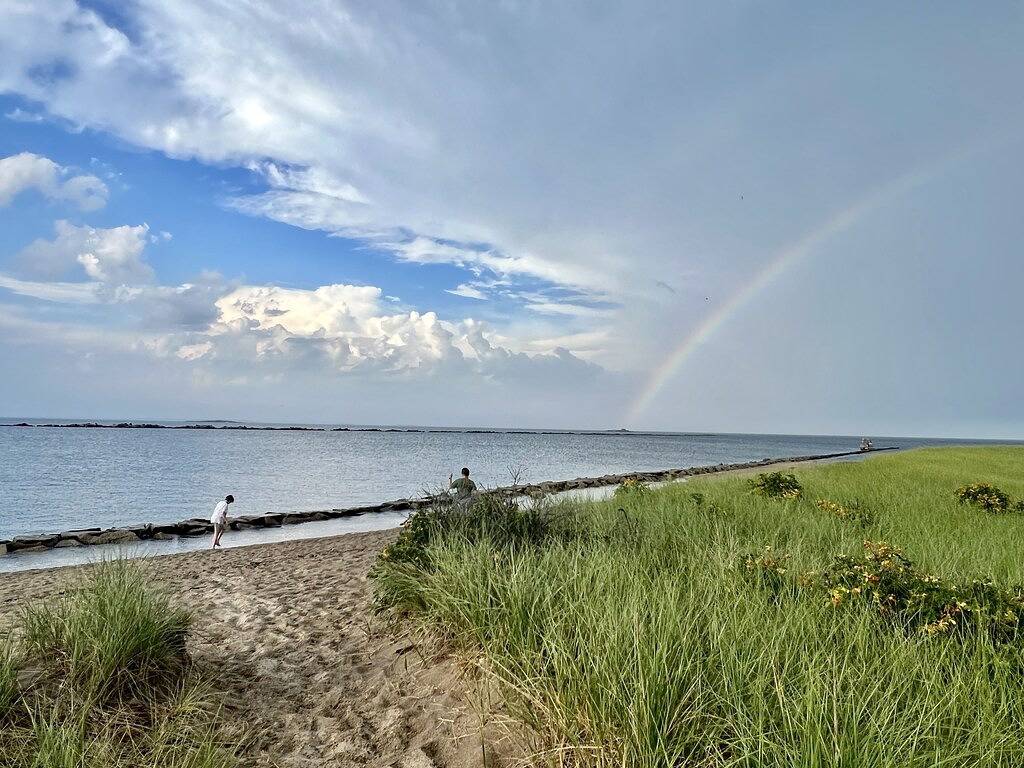 Cozy Costal Cottage ~ Prime Location ~ Just Seconds from Hills Beach! in Biddeford, York County