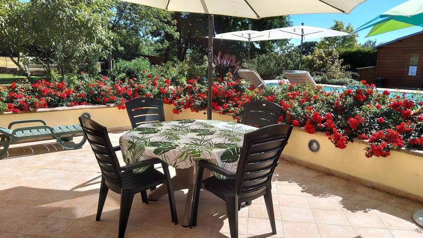 Location de vacances pour 2 personnes, avec vue ainsi que piscine et jardin à Lacapelle-Marival - 2