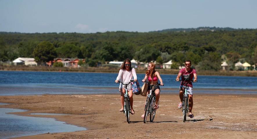 Camping pour 6 personnes, avec Terrasse ainsi que Bassin pour enfant et Piscine à Narbonne - 4