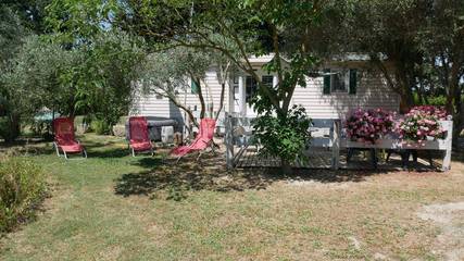 Location de vacances pour 4 personnes, avec jardin et jacuzzi ainsi que terrasse et piscine à Tarascon