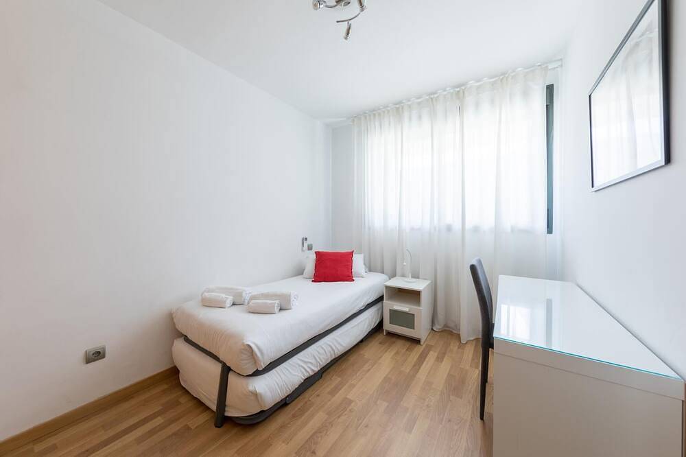 Entire apartment, Las Tablas - 3 Bedrooms with terrace in Punto de Atención al Ciudadano, Madrid