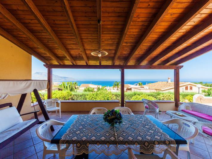 Casa vacanza per 6 persone, con Balcone e Terrazza nonché Giardino e Piscina a Custonaci