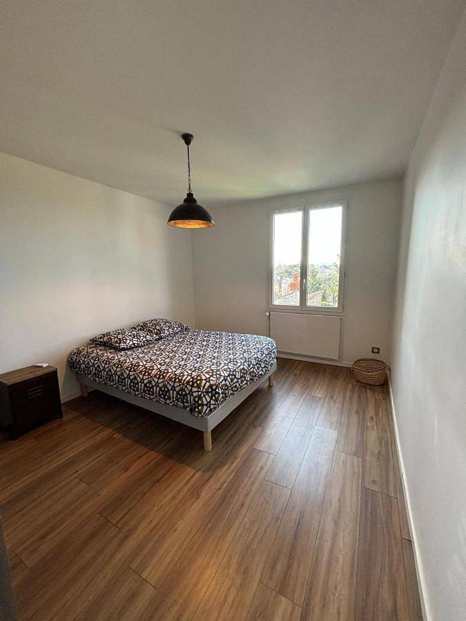 Location de vacances pour 10 personnes, avec piscine ainsi que vue et jardin à Néris-les-Bains - 4