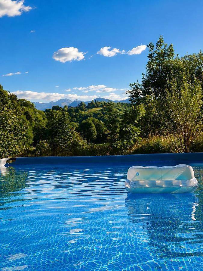 Location de vacances pour 6 personnes, avec Jacuzzi et Terrasse ainsi que Jardin et Piscine à Lys (homonymie)
