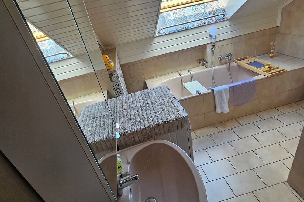 Ganze Wohnung, 105 m² Gemütlichkeit mit Billardtisch und großem Balkon.\nhaustierfreundlich! in Wiesenbronn, Fränkisches Weinland