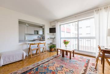 Vacation Rental for 4 Guests in Eiffel Tower, Paris, Picture 3