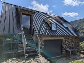Gîte pour 2 personnes, avec jardin et terrasse dans le Cantal